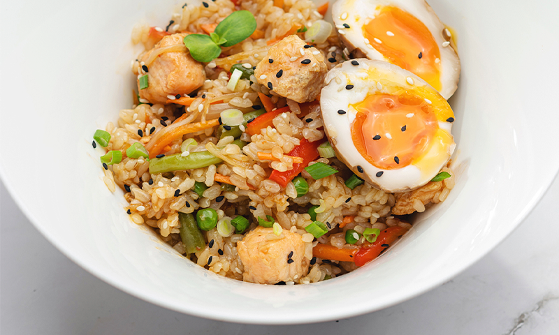 Жареный рис с лососем и овощами